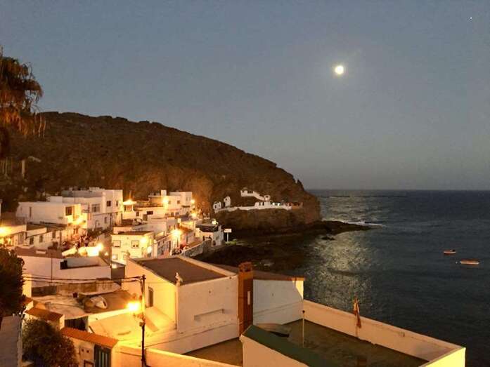 Vista nocturna del poblado costero de Tufia (Foto TA)
